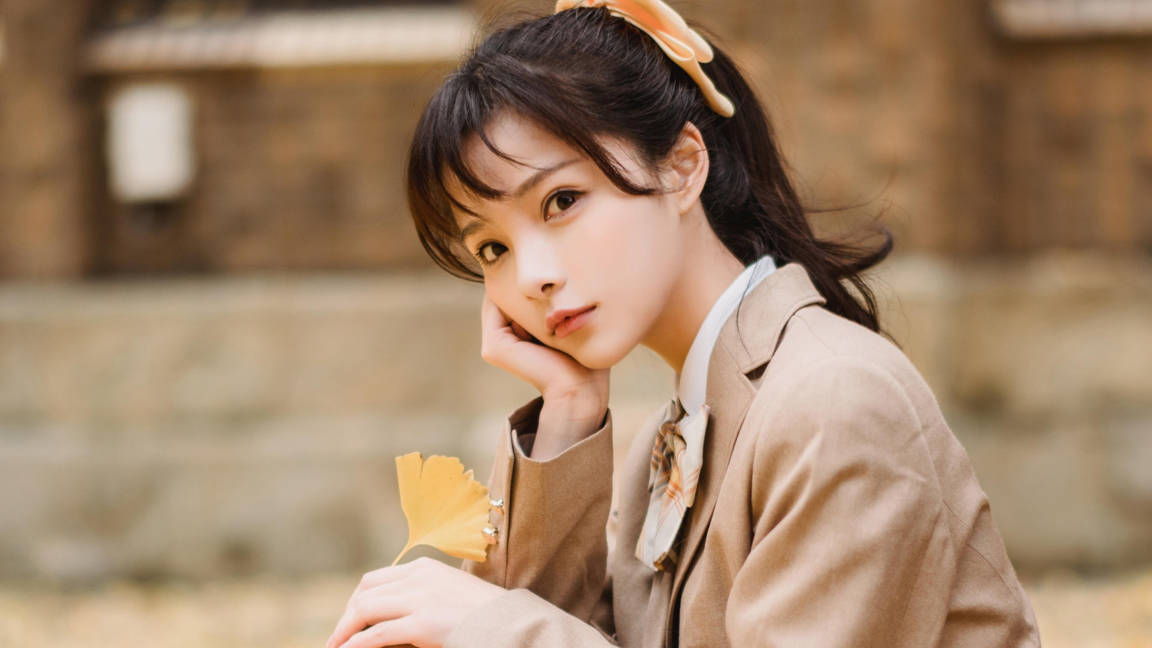 _现场观众热情高涨：气氛点燃比赛热度_，比赛气氛热烈,现场掌声不断